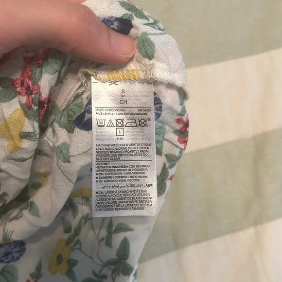 Old Navy floral tank top with button and keyhole in back size S - Picture 5 of 7